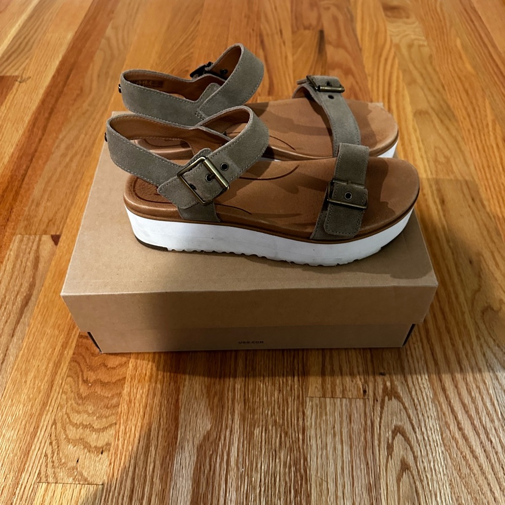 Ugg olive green Sandal